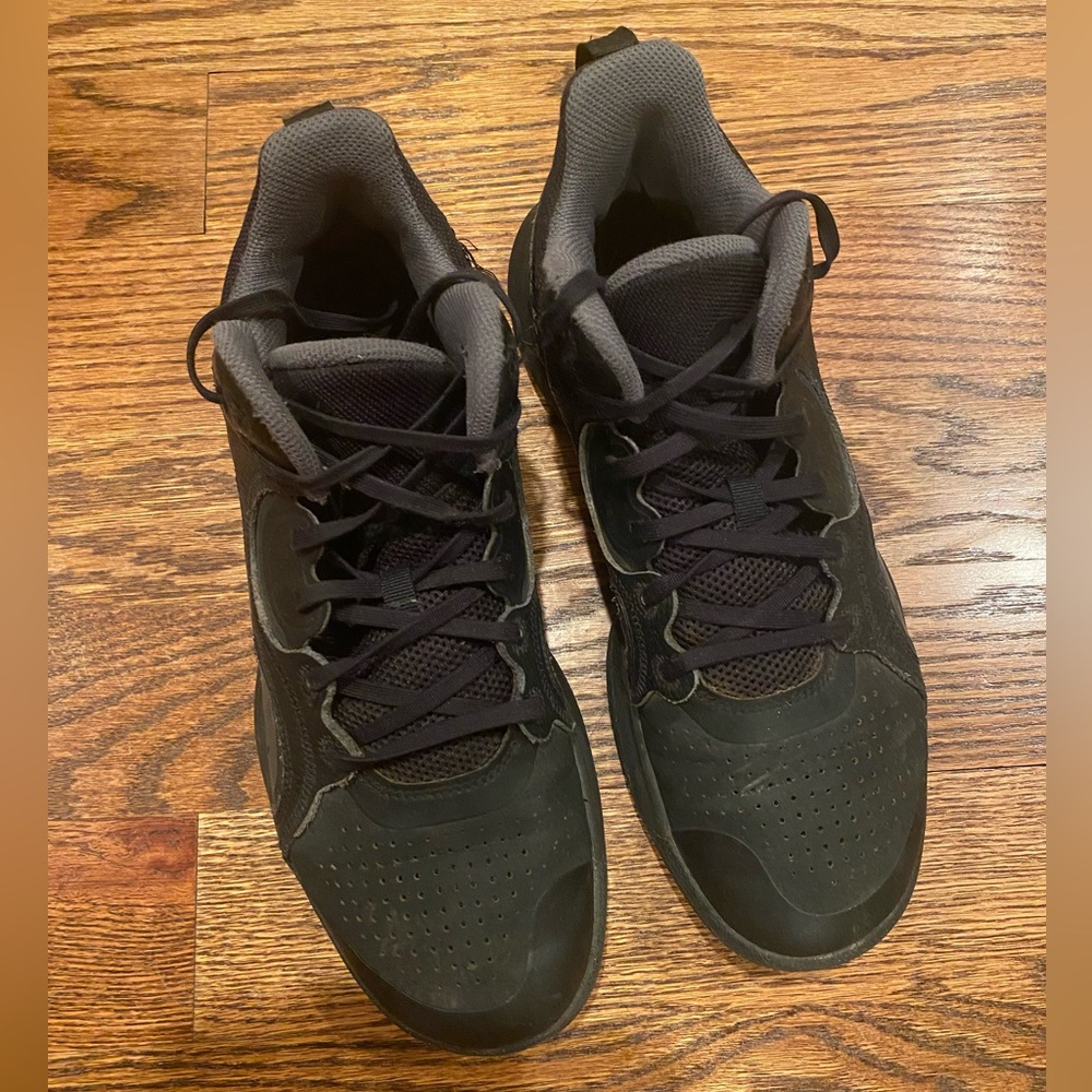 Nike Fly By Mid Men’s Black Basketball Sneakers Lace up.